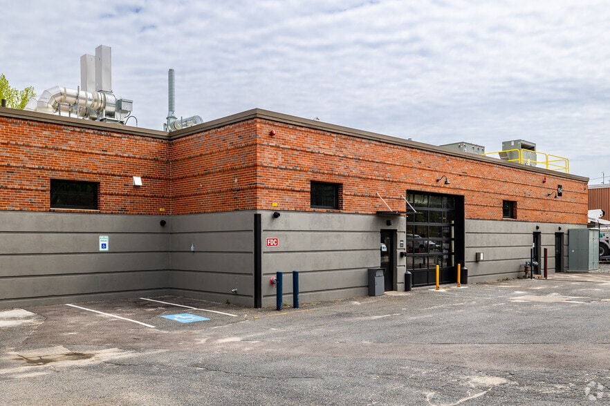 154 Calvary St, Waltham, MA for lease - Building Photo - Image 1 of 20