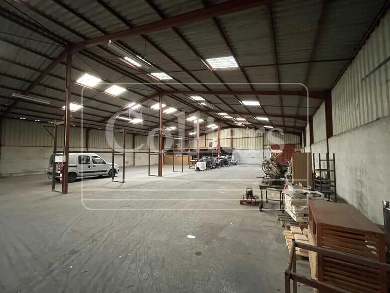 Industrial in Marignane for sale - Building Photo - Image 1 of 7