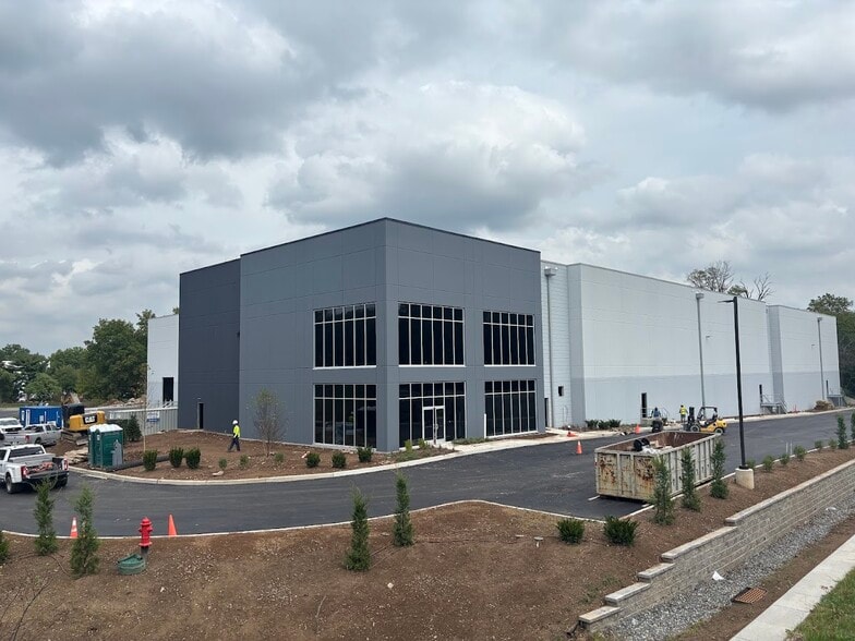 9 Sylvan Way, Parsippany, NJ for sale - Primary Photo - Image 2 of 8