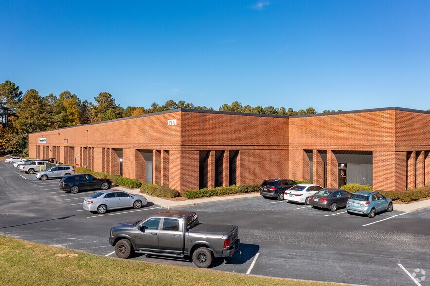 1701 Oakbrook Dr, Norcross, GA for lease - Building Photo - Image 2 of 7