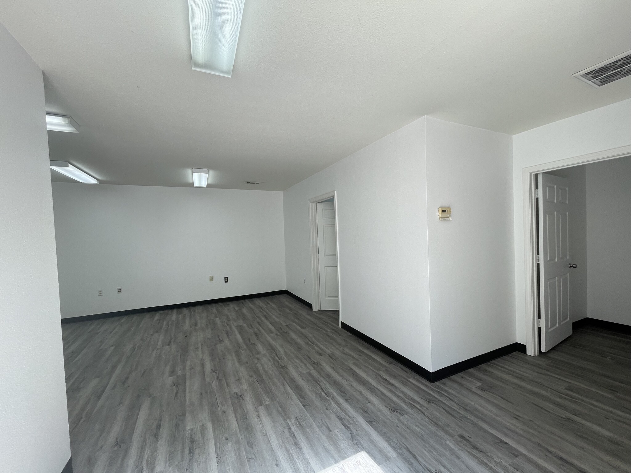 702 Spring Cypress Rd, Spring, TX for lease Interior Photo- Image 1 of 4