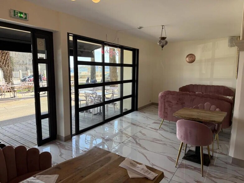 Retail in Toulon for lease - Building Photo - Image 2 of 4