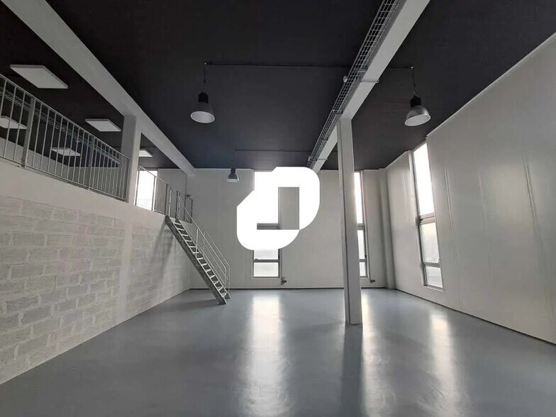 Flex in Bordeaux for lease - Interior Photo - Image 1 of 9