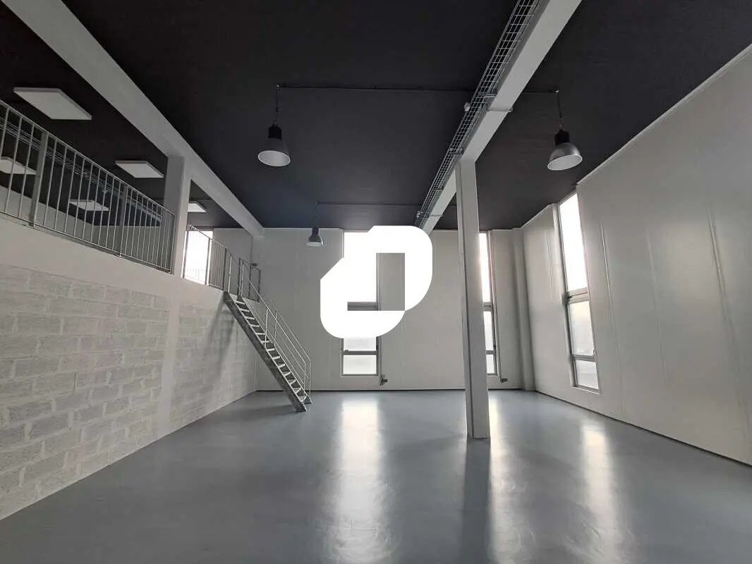 Flex in Bordeaux for lease Interior Photo- Image 1 of 10