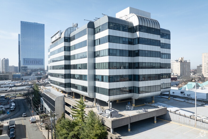 1 Bridge Plz N, Fort Lee, NJ for lease - Primary Photo - Image 1 of 24