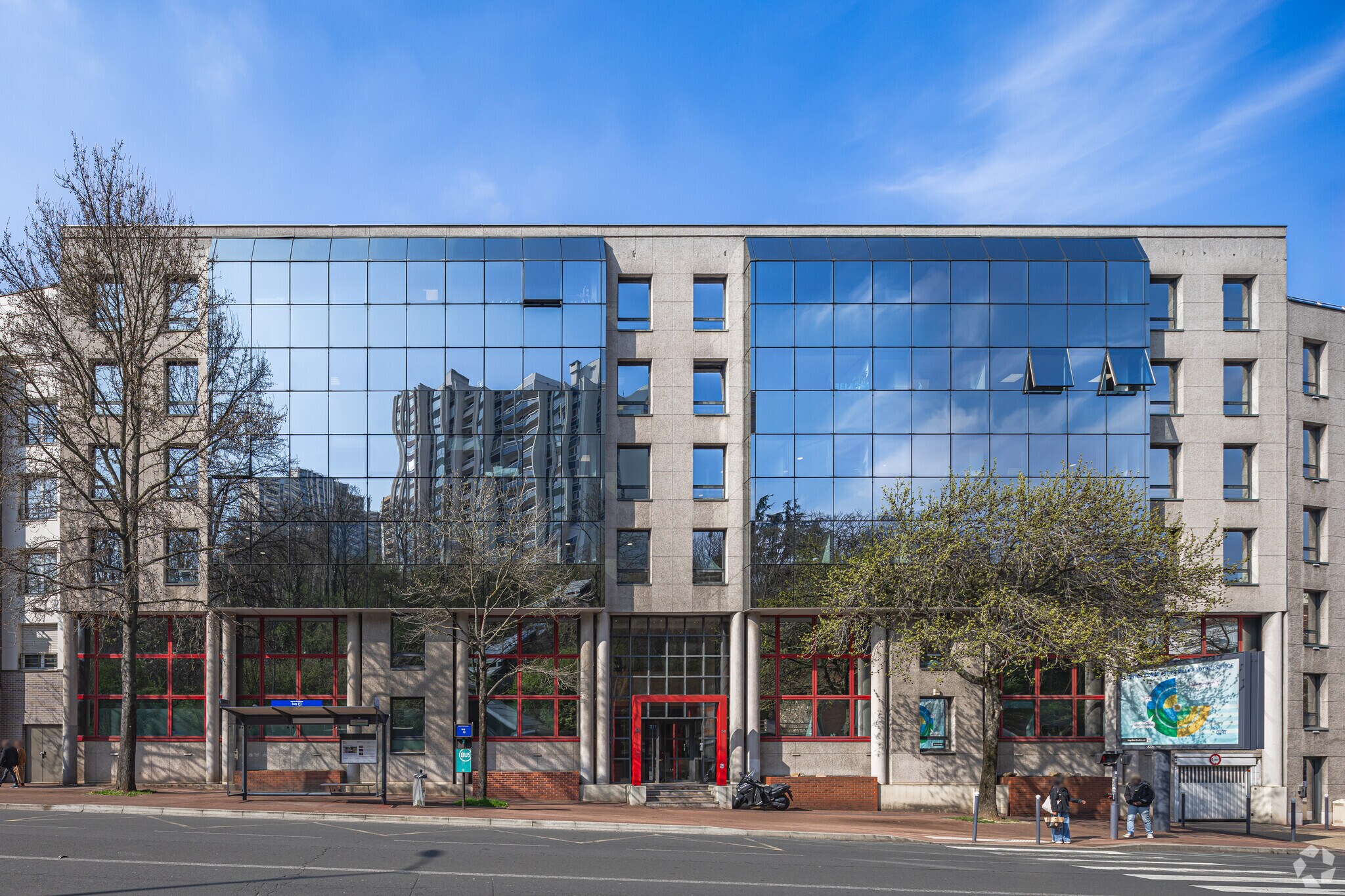 Office in Issy-les-Moulineaux for sale Primary Photo- Image 1 of 3