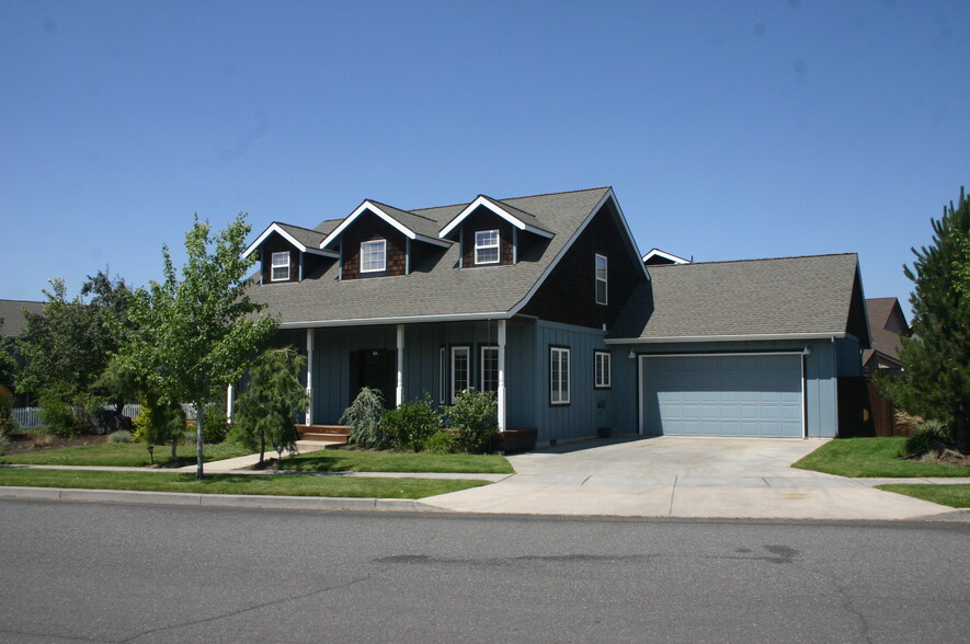 20826 NE Sierra Dr, Bend, OR for sale - Primary Photo - Image 1 of 8