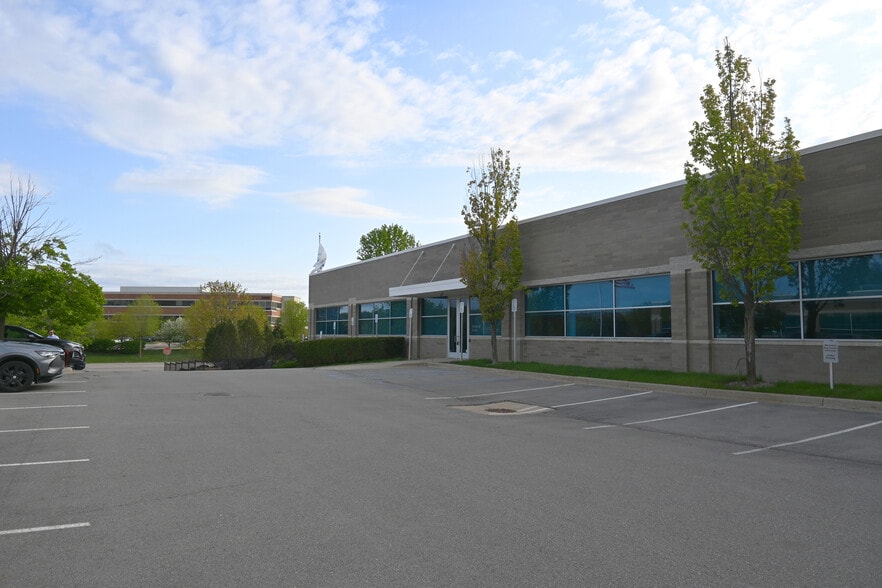 39525 W 13 Mile Rd, Novi, MI for lease - Building Photo - Image 3 of 6