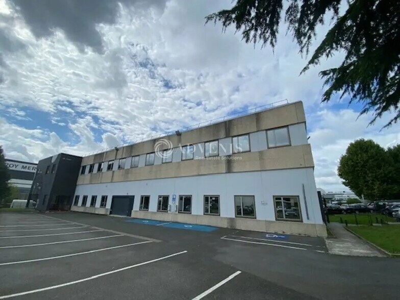 Flex in Nanterre for lease - Building Photo - Image 1 of 11