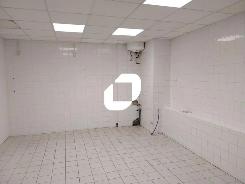 Retail in Nantes for lease - Interior Photo - Image 2 of 7