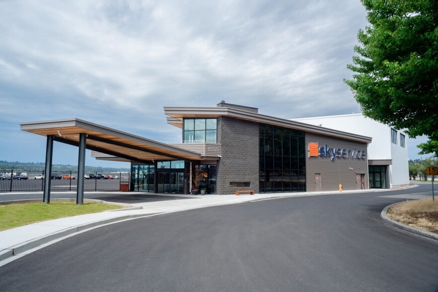 8555 Perimeter Rd S, Seattle, WA for lease - Building Photo - Image 1 of 7