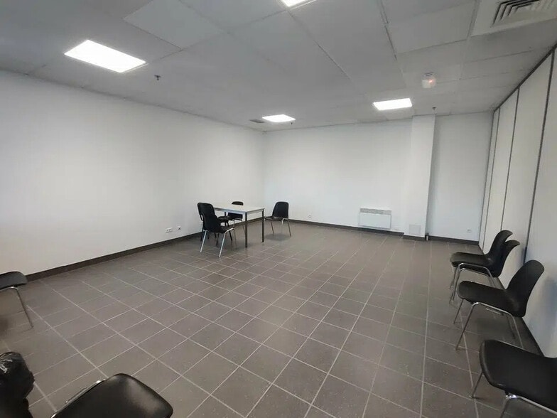 Office in Saint-Quentin-Fallavier for lease - Building Photo - Image 2 of 3
