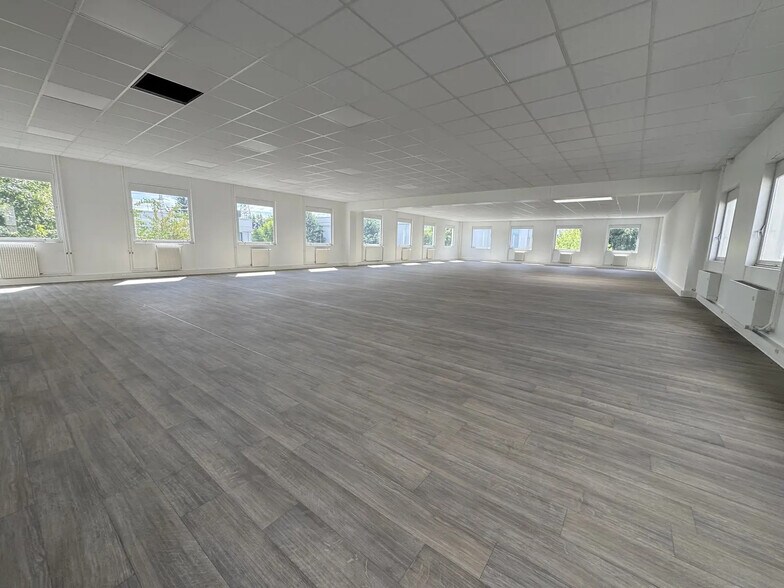 Office in Osny for sale - Building Photo - Image 2 of 13