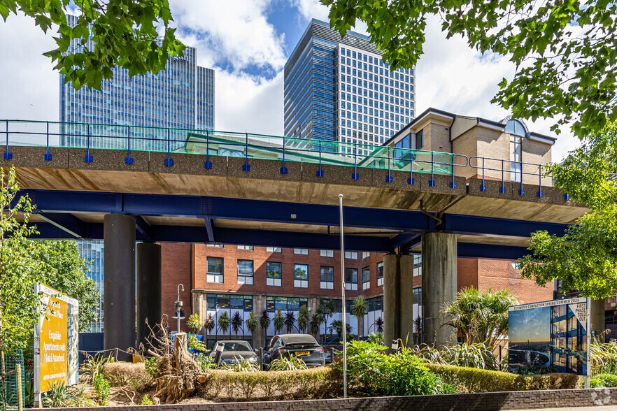 Admirals Way, London for lease - Primary Photo - Image 1 of 3