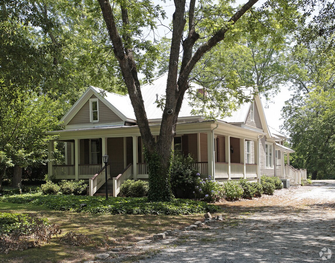 225 N Jeff Davis Dr, Fayetteville, GA 30214