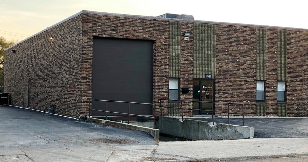 1501 Paddock Dr, Northbrook, IL 60062