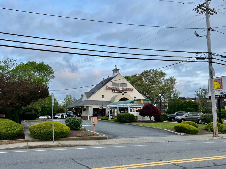 571 Dartmouth St, Dartmouth, MA 02748