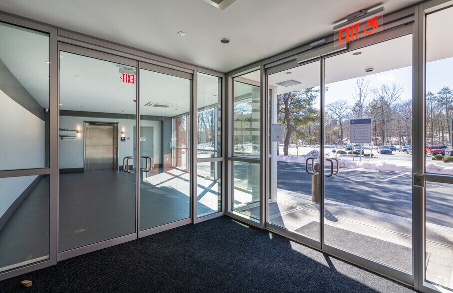 746 South St, Waltham, MA for lease - Lobby - Image 3 of 11