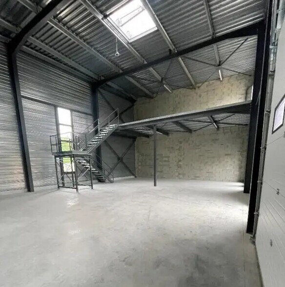 Flex in Bourgoin-Jallieu for lease - Building Photo - Image 2 of 6