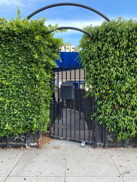 8218 W Sunset Blvd, West Hollywood, CA for lease - Building Photo - Image 3 of 3