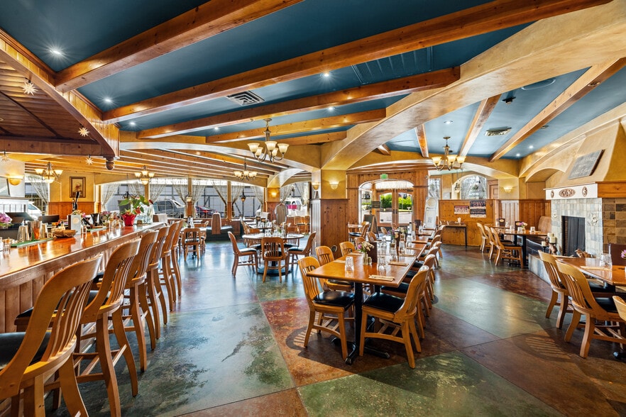 190 E Charles St, Mount Angel, OR for sale - Interior Photo - Image 3 of 14