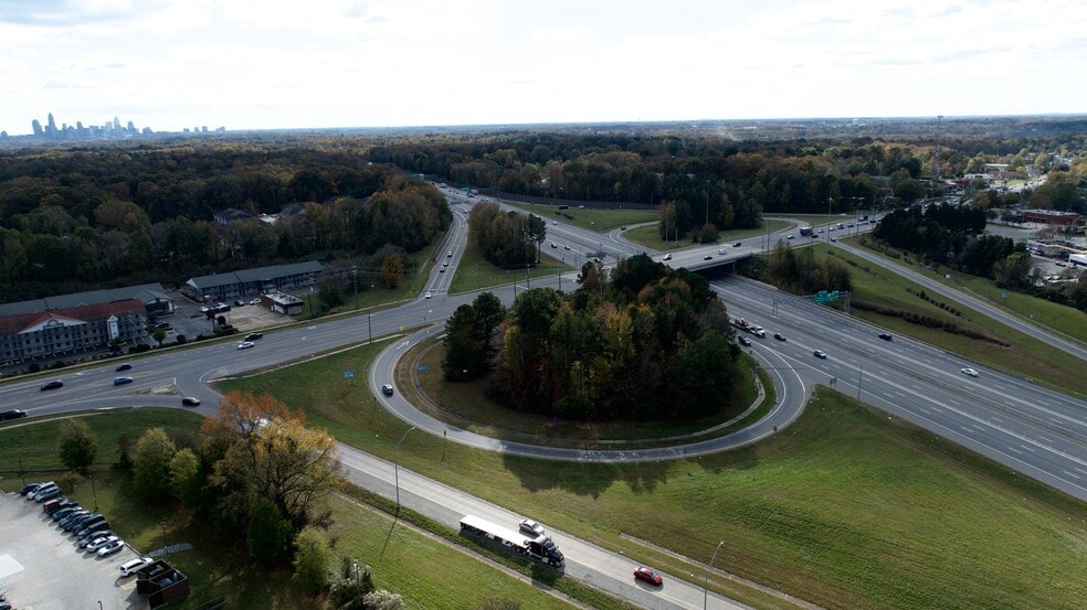 4400 Sunset Rd, Charlotte, NC for lease - Building Photo - Image 3 of 11