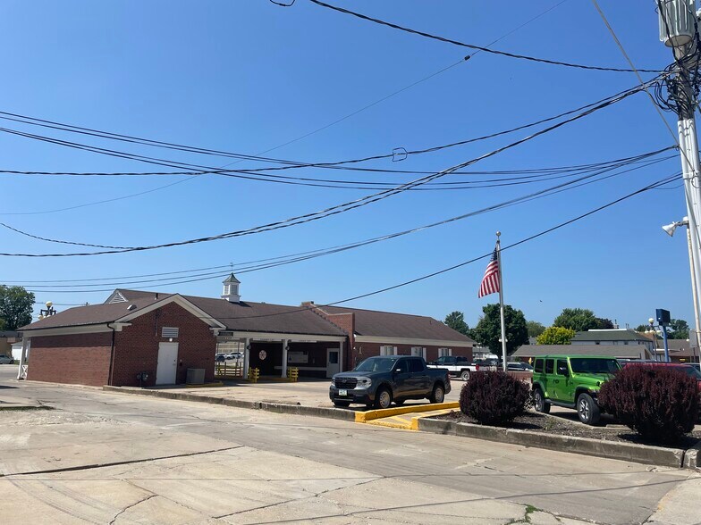 414 A Ave, Vinton, IA 52349 Former Bank & Community Center Vinton