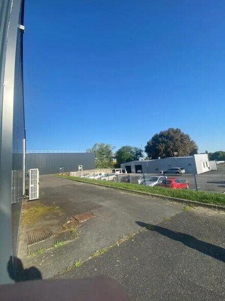 Retail in Langon for lease - Building Photo - Image 3 of 6