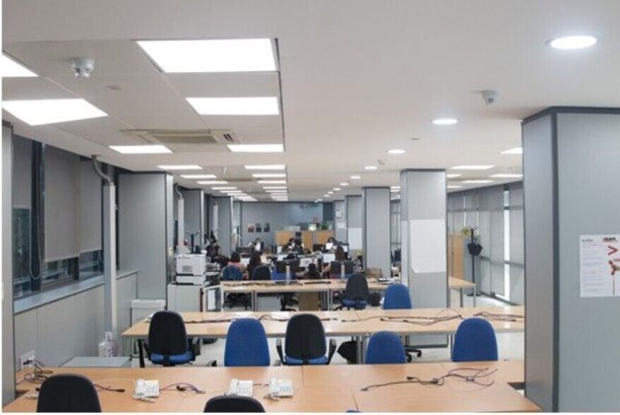 Office in SEVILLA for lease - Building Photo - Image 3 of 10