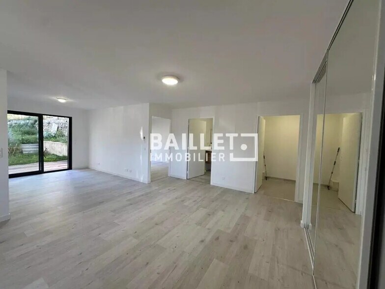 Office in Mougins for lease - Interior Photo - Image 3 of 14