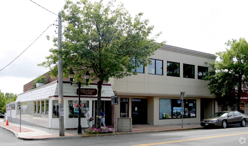71-83 E Main St, Riverhead, NY for lease - Building Photo - Image 2 of 3