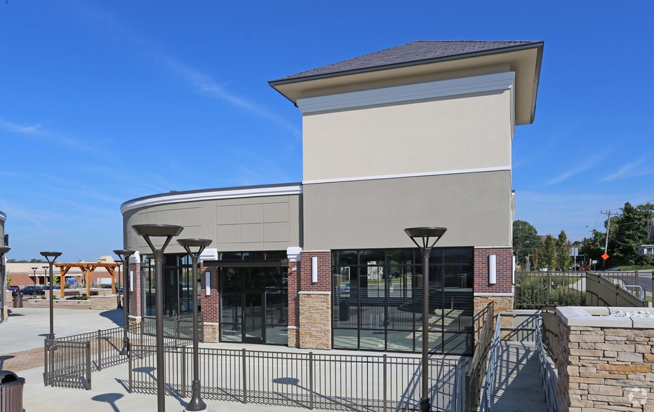 7640-7642 Beechmont Ave, Cincinnati, OH for lease - Primary Photo - Image 2 of 5