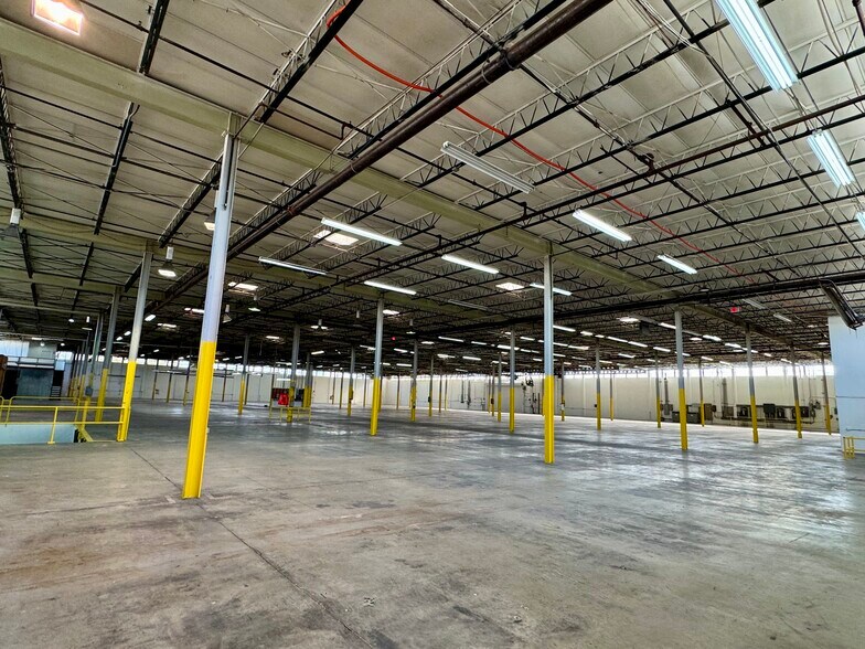 1600 Nw 165th St, Miami, FL for sale - Building Photo - Image 3 of 8