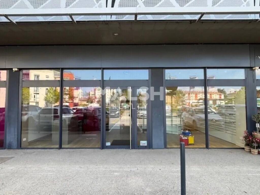 Location Commerce 149 m² à 298 m² - Photo 1