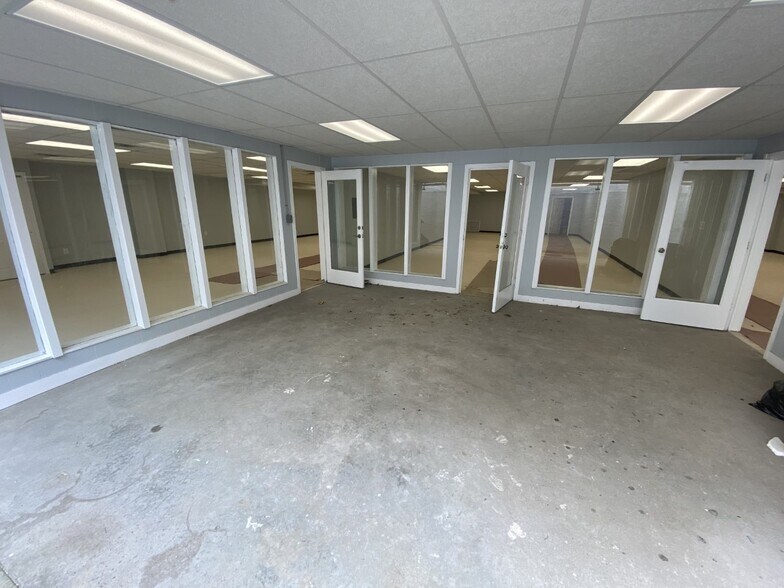 250 Jericho Tpke, Mineola, NY for sale - Building Photo - Image 1 of 1