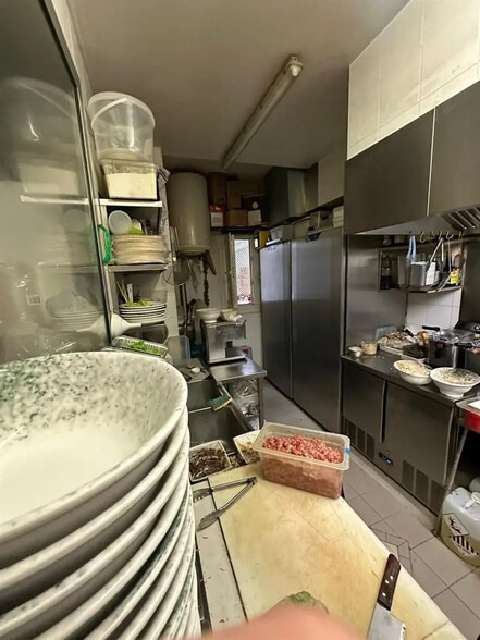 Retail in Neuilly-sur-Seine for lease - Interior Photo - Image 3 of 3