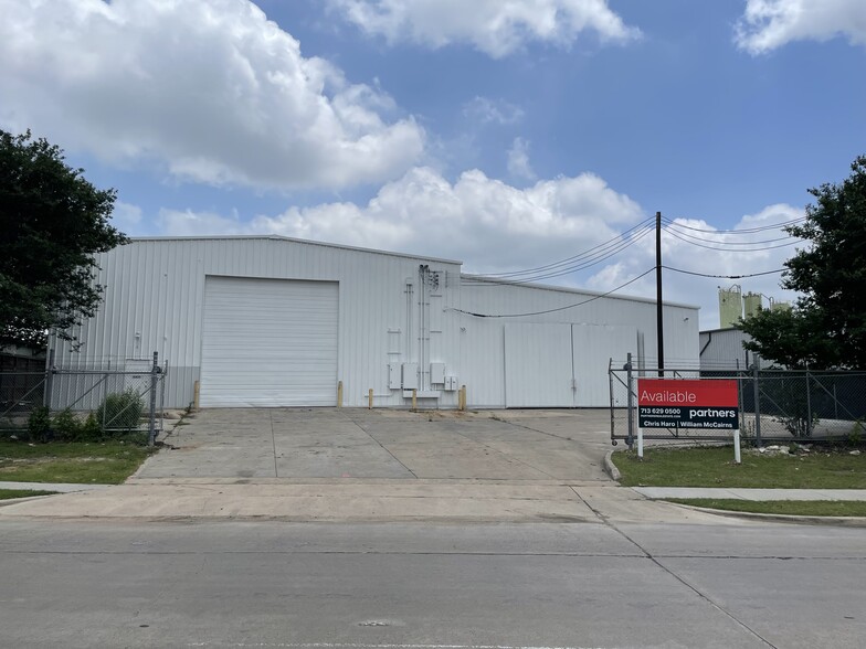 5411 Renwick Dr, Houston, TX for sale - Building Photo - Image 2 of 6