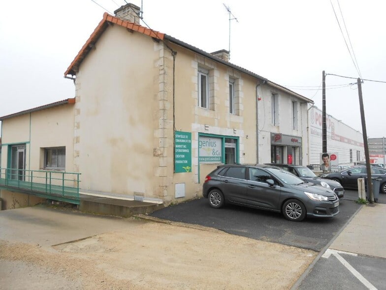 Office in Poitiers for lease - Building Photo - Image 2 of 8