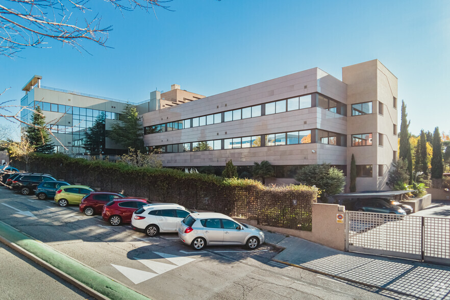 Calle Valle del Roncal, 12, Las Rozas de Madrid, Madrid for lease - Primary Photo - Image 1 of 3