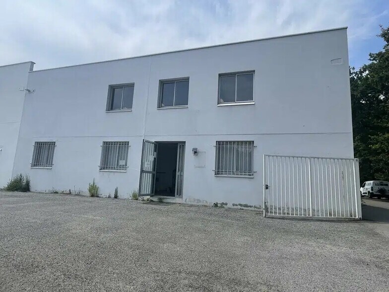 Flex in Sautron for lease - Building Photo - Image 1 of 5