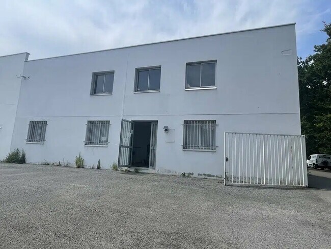 Location Local d'activités 384 m²