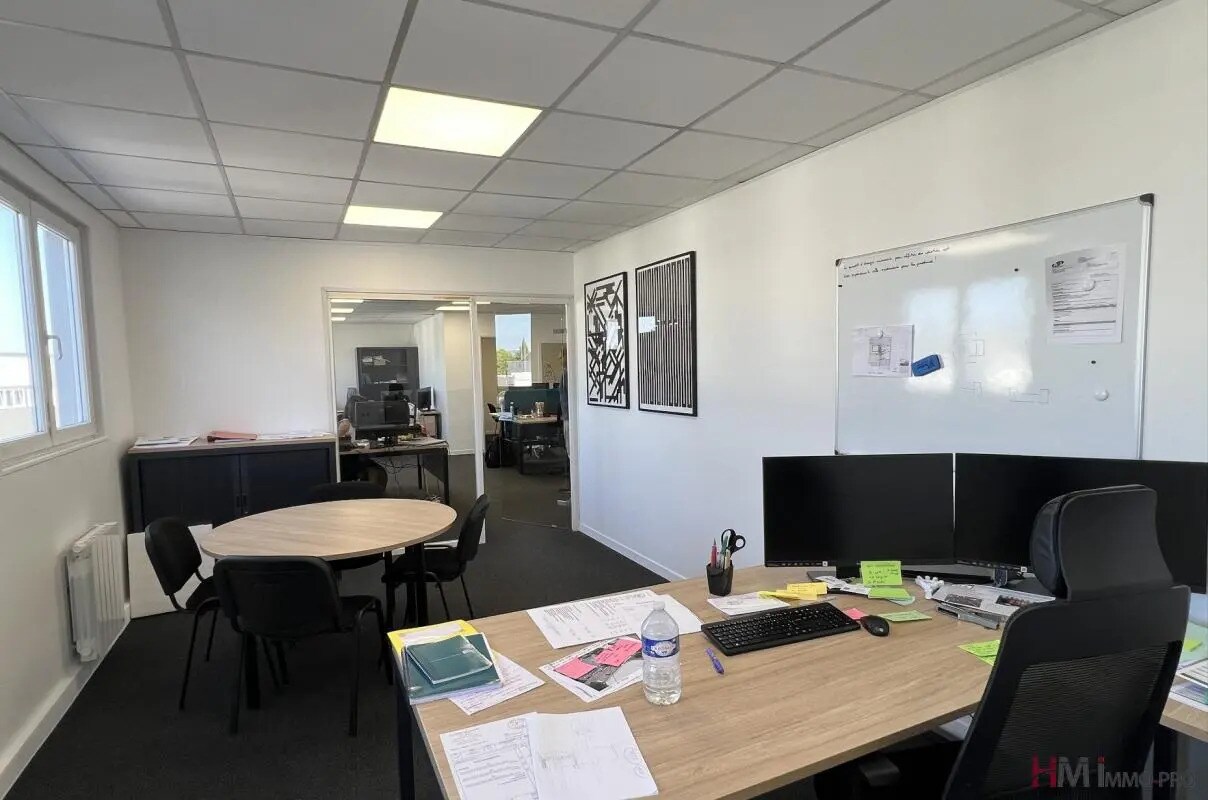 Office in Le Petit-Quevilly for lease Interior Photo- Image 1 of 8