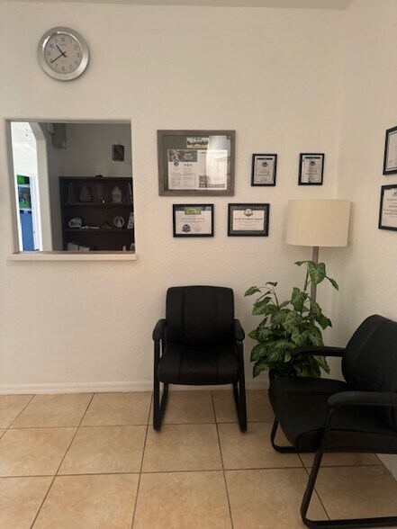 912 SE 46th Ln, Cape Coral, FL for lease - Interior Photo - Image 3 of 11