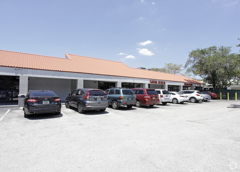 211-301 N University Dr, Pembroke Pines, FL for lease - Building Photo - Image 2 of 6