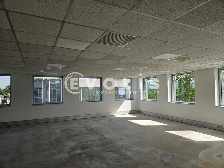 Office in Villebon-sur-Yvette for lease - Interior Photo - Image 2 of 12