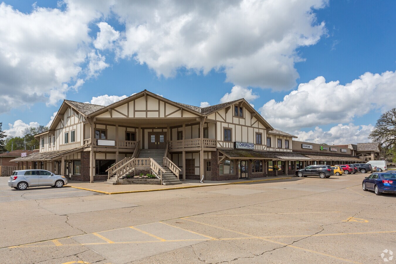 75067664 Hickman Rd, Windsor Heights, IA 50322 Sherwood Forest