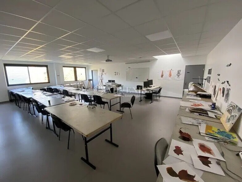 Flex in Trappes for lease - Interior Photo - Image 3 of 6