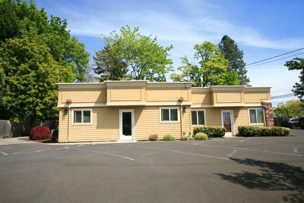 8455 SW Beaverton Hillsdale Hwy, Portland, OR 97225