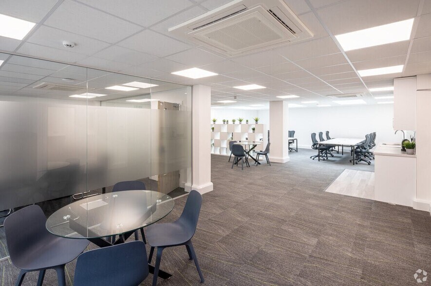 13-15 George St, Aylesbury for lease - Building Photo - Image 2 of 17