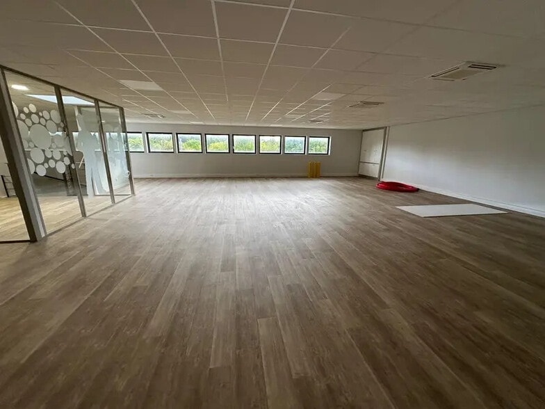 Office in Rillieux-la-Pape for lease - Building Photo - Image 2 of 10